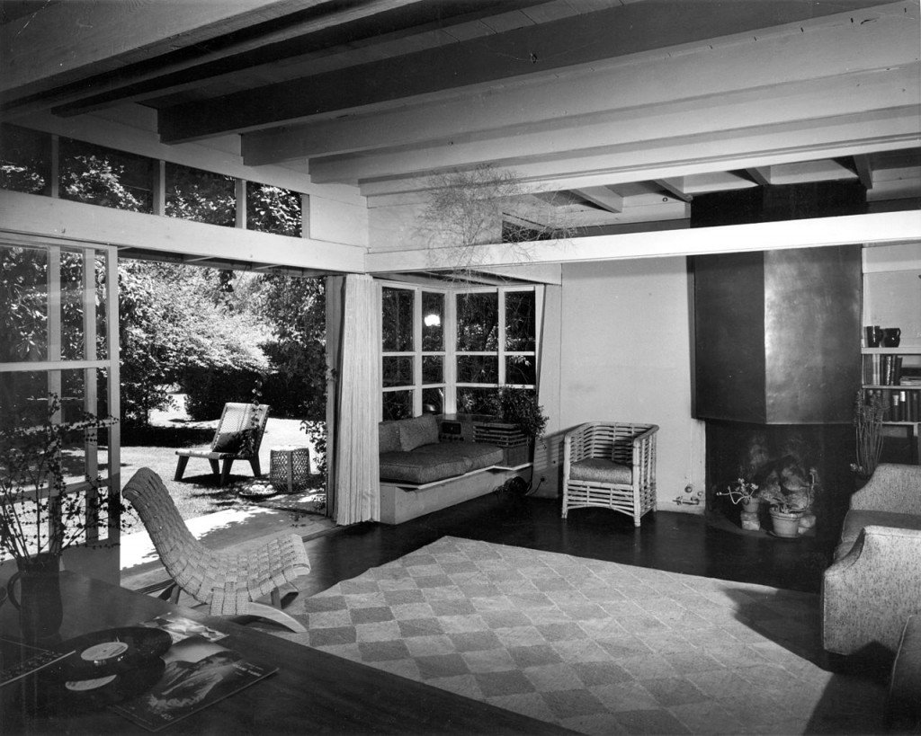 Interior_view_of_the_R.M._Schindler_residence,_West_Hollywood_(previously_Sherman),_1921-1922_(shulman-1997-JS-317-ISLA)