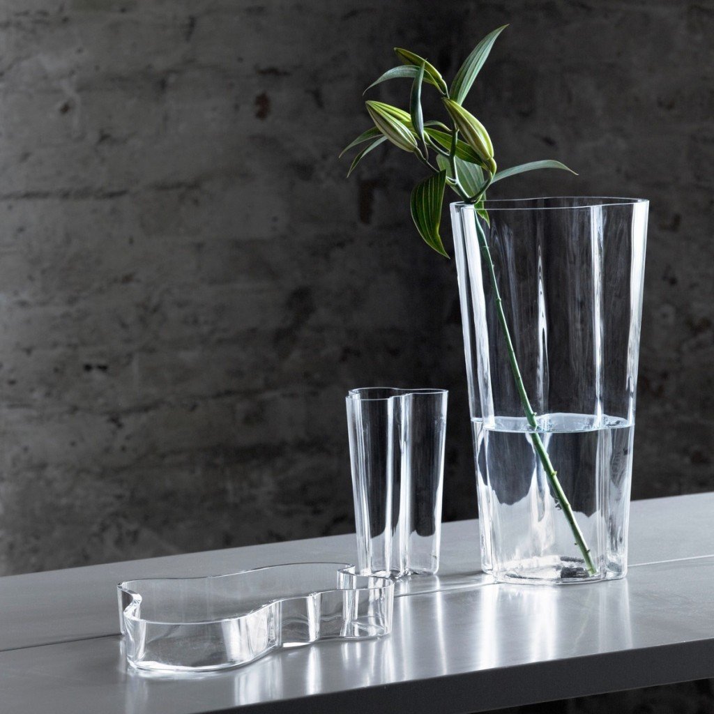 1447157000_iittala_Aalto_Gruppe_auf_Tisch_mit_Pflanze