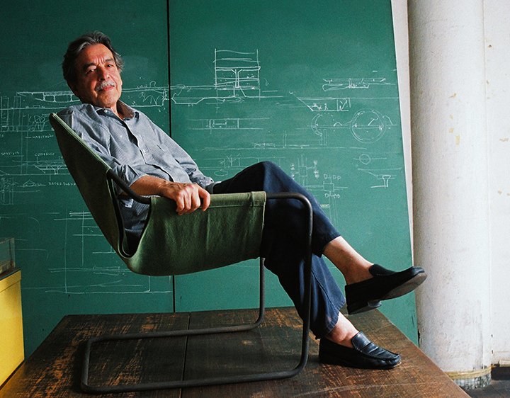 O arquiteto Paulo Mendes da Rocha posa na cadeira paulistano em seu escritório.Foto Ana Ottoni (copyright)
