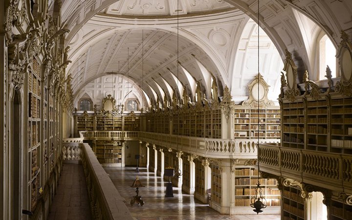 BOOK: THE LIBRARY A WORLD HISTORY ONY TO BE USED IN RELATION TO THE BOOK OTHERWISE PERMISSION NEEDED FROM PHOTOGRAPHER Mafra Palace Library, 1771 Mafra, Portugal p.162-3 Will Pryce.jpg