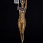 Frau mit Eis, Eisblock, Plastik, Springbrunnen, Brunnen, Wasser, Skulptur aus Bronze, von Malgorzata Chodakowska