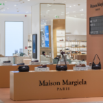 maison-margiela-ayakkabi-canta-pop-up-butigi-beymen-zorluda-acildi (2)