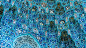 Van Cleef Blue’nun Mekânsal Yükselişi: Yeni Bir Lüks Renk mi, Yoksa Yeniden Adlandırılmış Bir “Turkish Blue” mu?