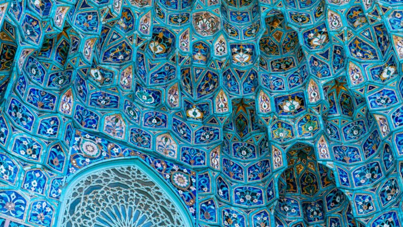Van Cleef Blue’nun Mekânsal Yükselişi: Yeni Bir Lüks Renk mi, Yoksa Yeniden Adlandırılmış Bir “Turkish Blue” mu?